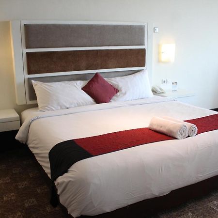 President Executive Club Hotel Cikarang Exterior photo