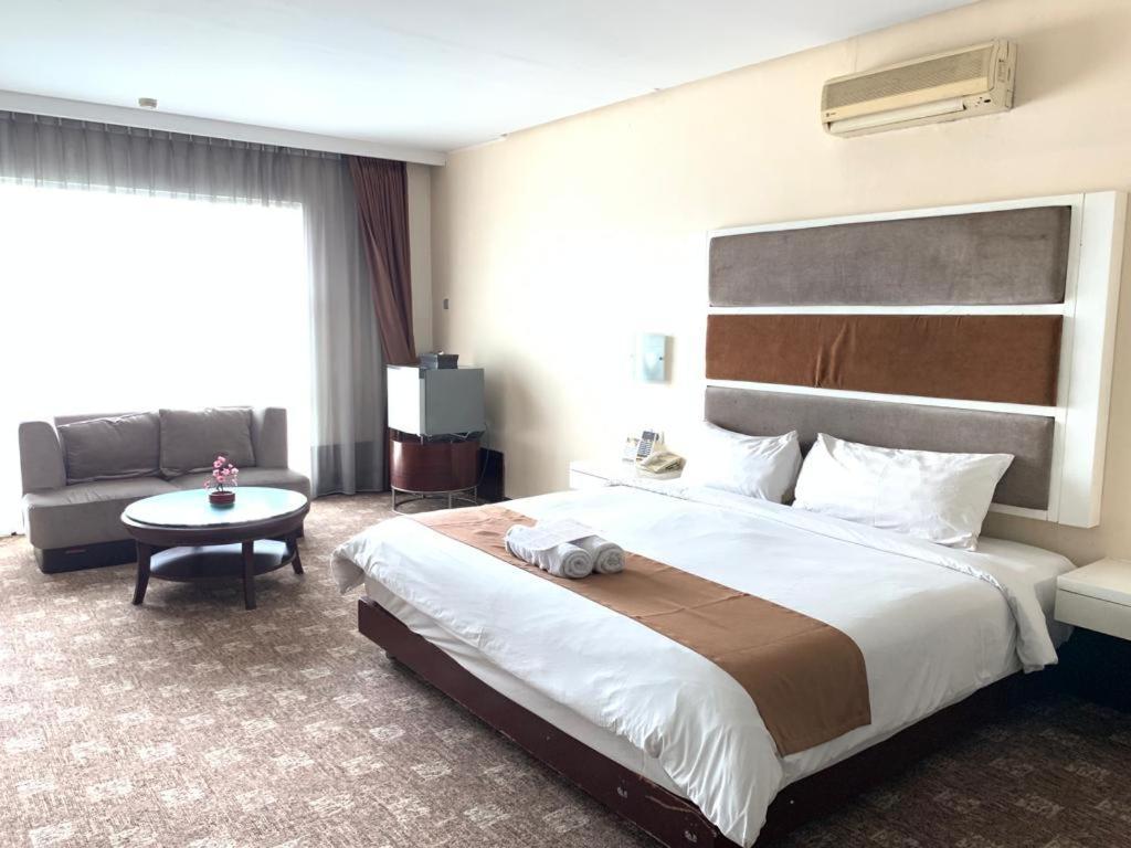 President Executive Club Hotel Cikarang Exterior photo