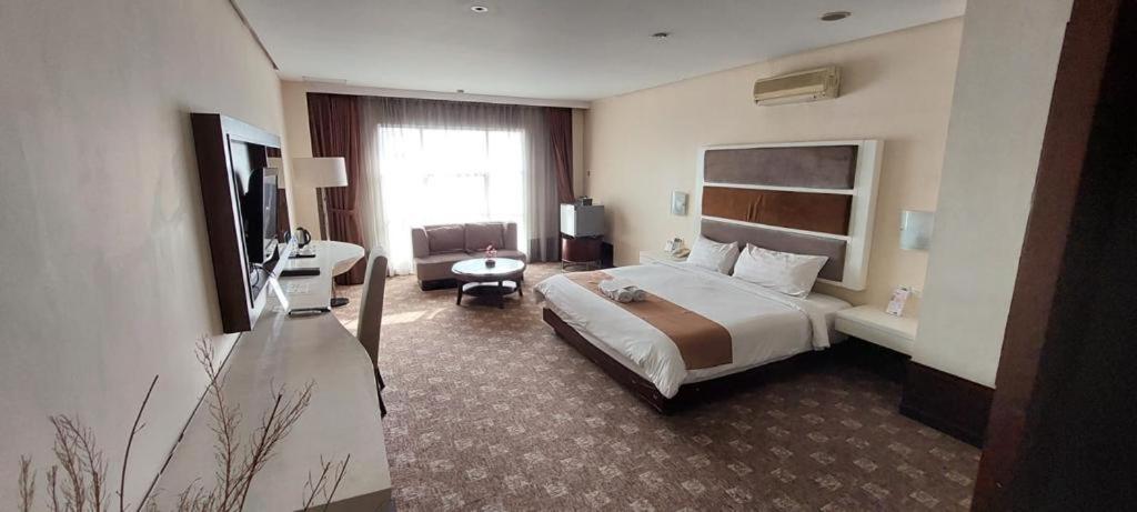 President Executive Club Hotel Cikarang Exterior photo