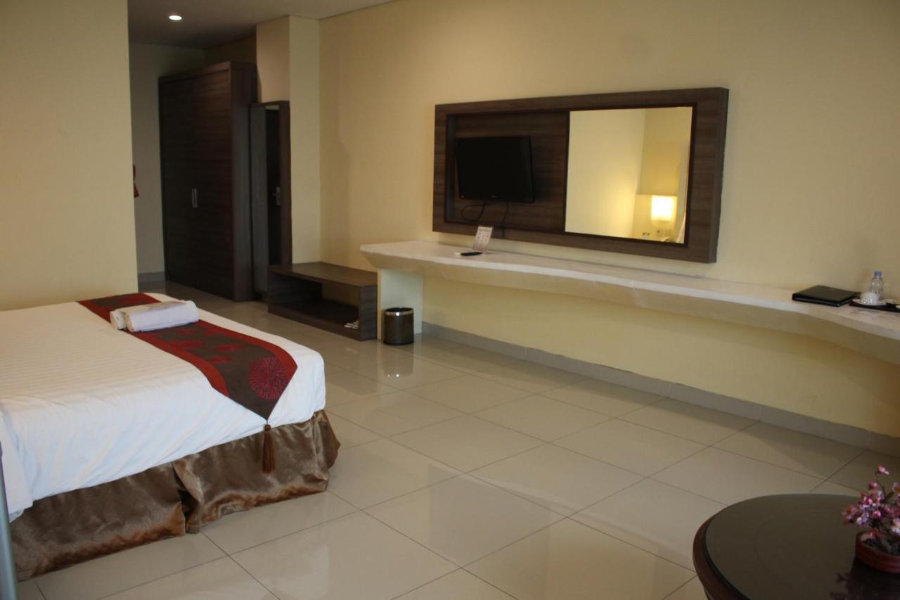 President Executive Club Hotel Cikarang Exterior photo