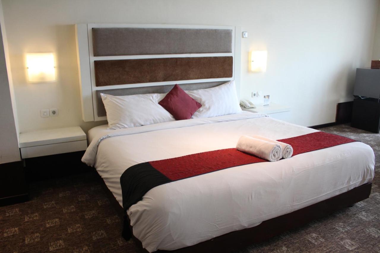 President Executive Club Hotel Cikarang Exterior photo