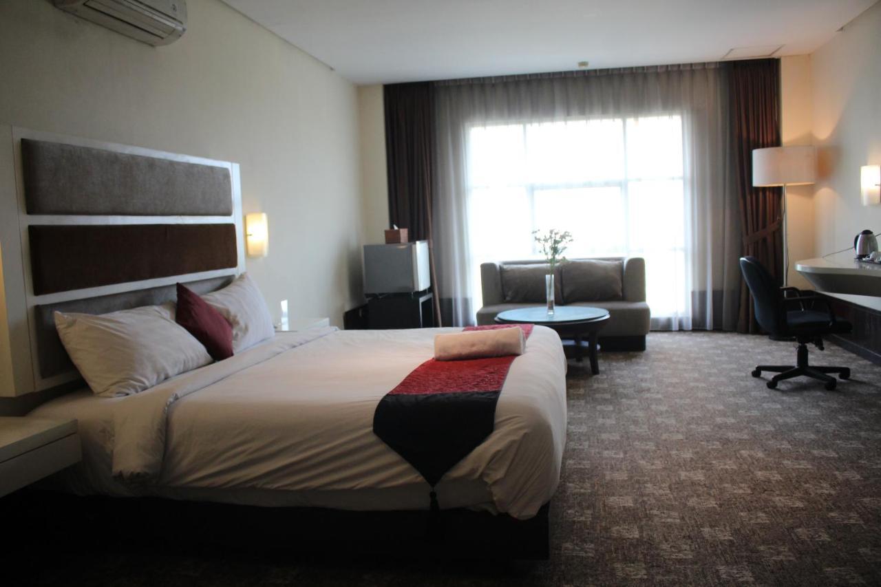 President Executive Club Hotel Cikarang Exterior photo