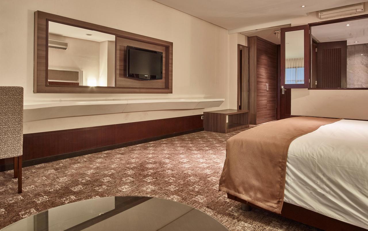 President Executive Club Hotel Cikarang Exterior photo