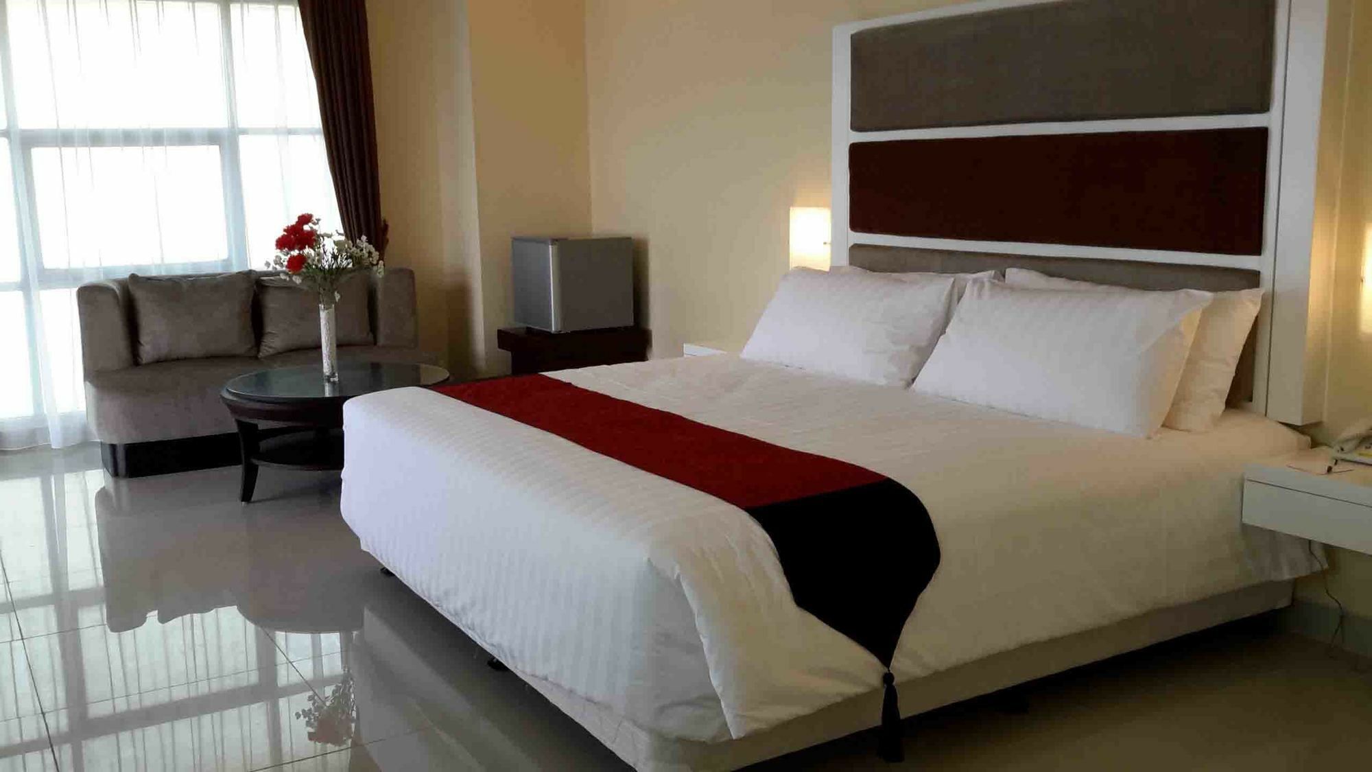 President Executive Club Hotel Cikarang Exterior photo