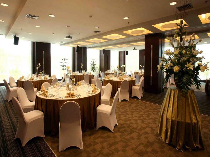 President Executive Club Hotel Cikarang Exterior photo