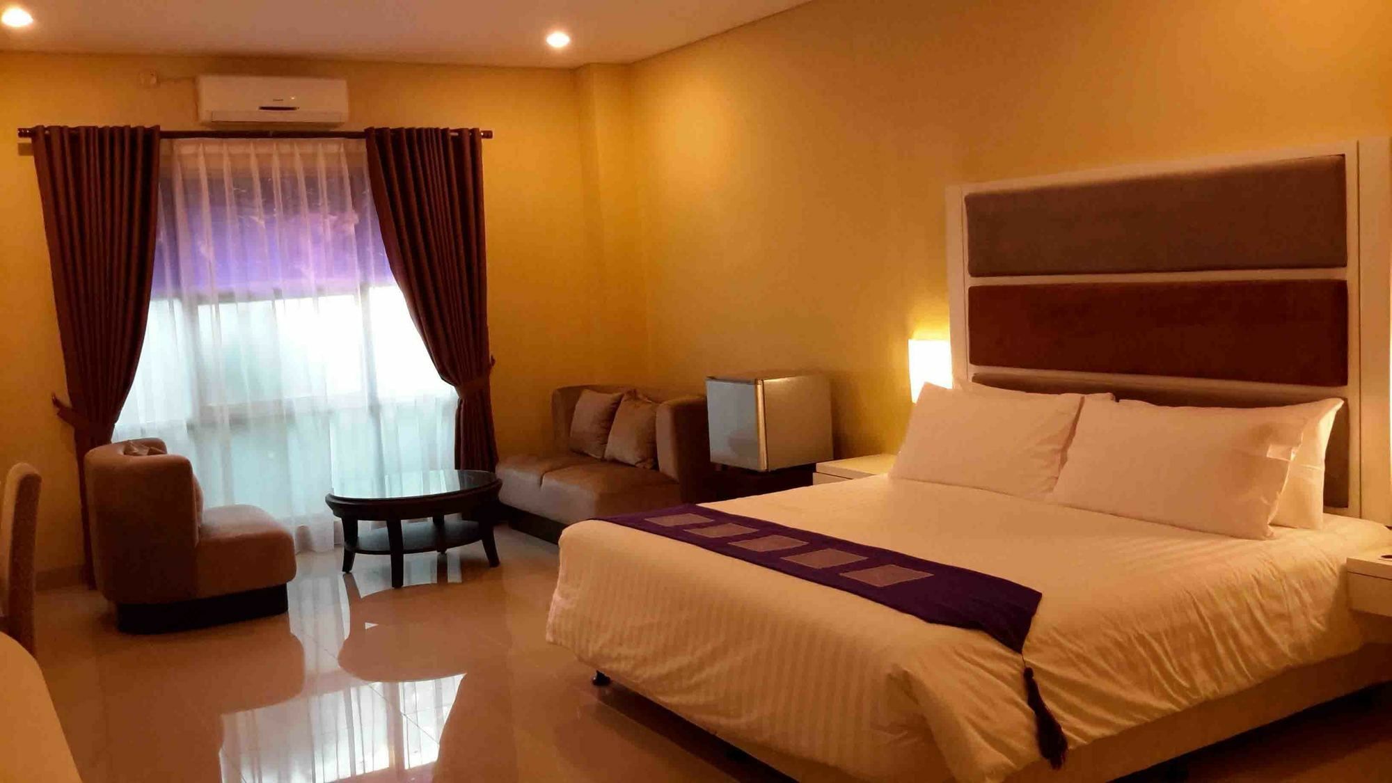 President Executive Club Hotel Cikarang Exterior photo